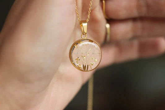 Attractive round pendant with golden chain