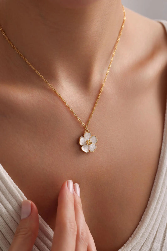 Attractive white flower pendant chain