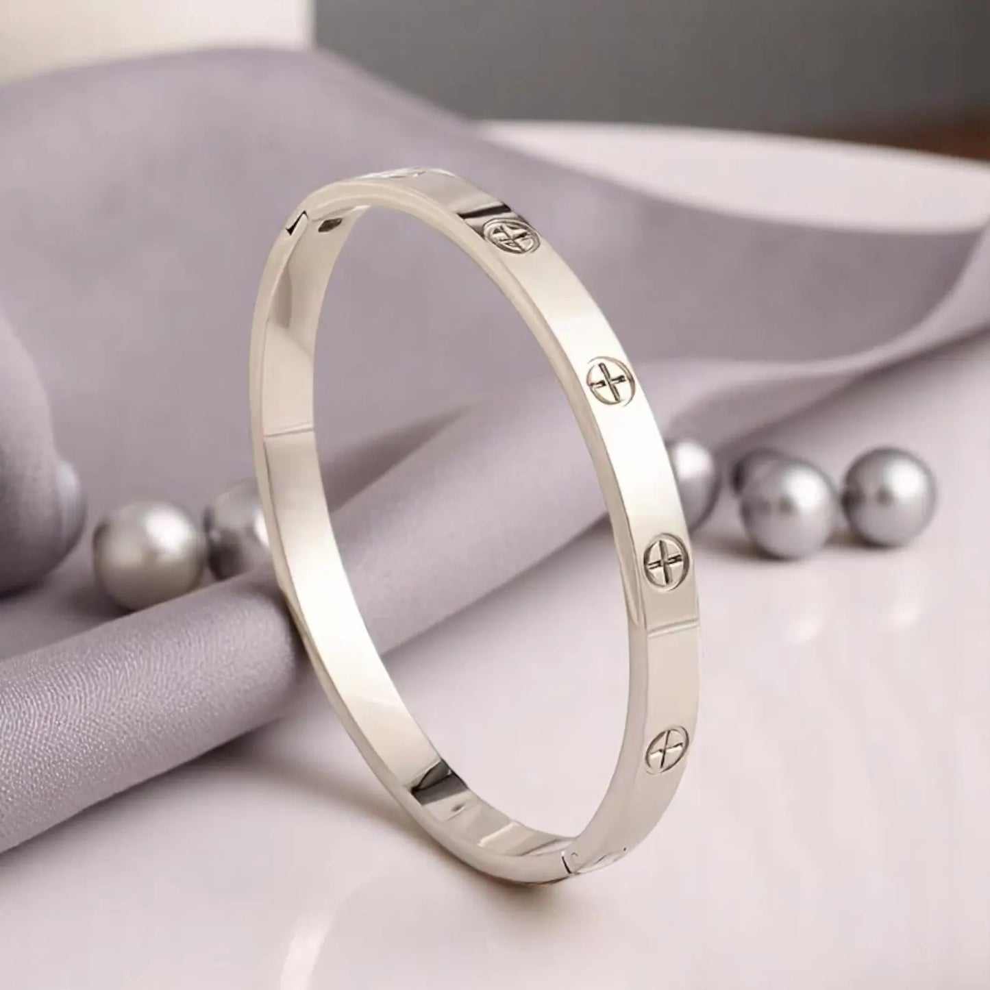 Attractive stainless steel bracelet for women and girls