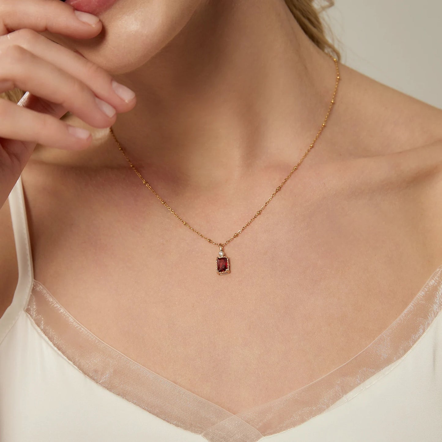 Amazing red pendant with golden chain