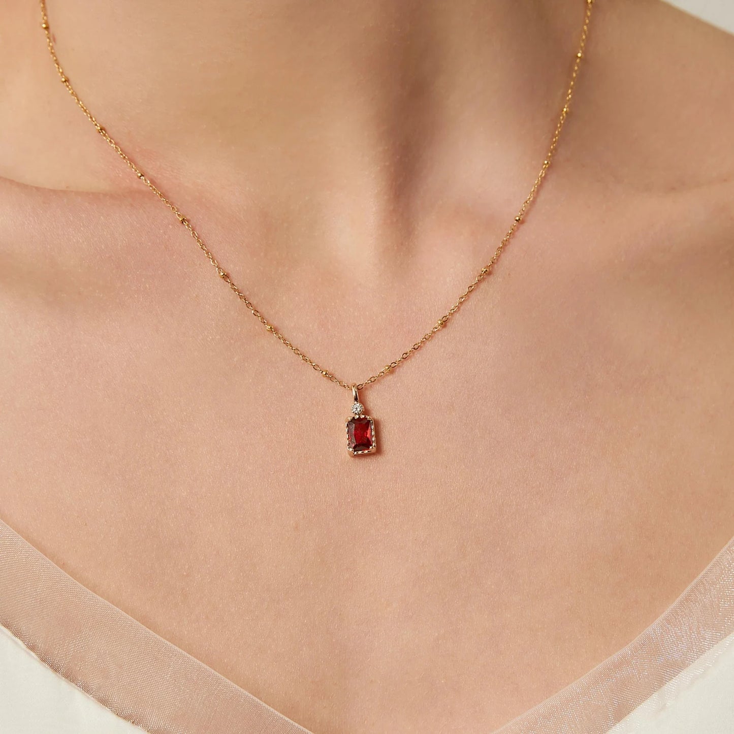 Amazing red pendant with golden chain