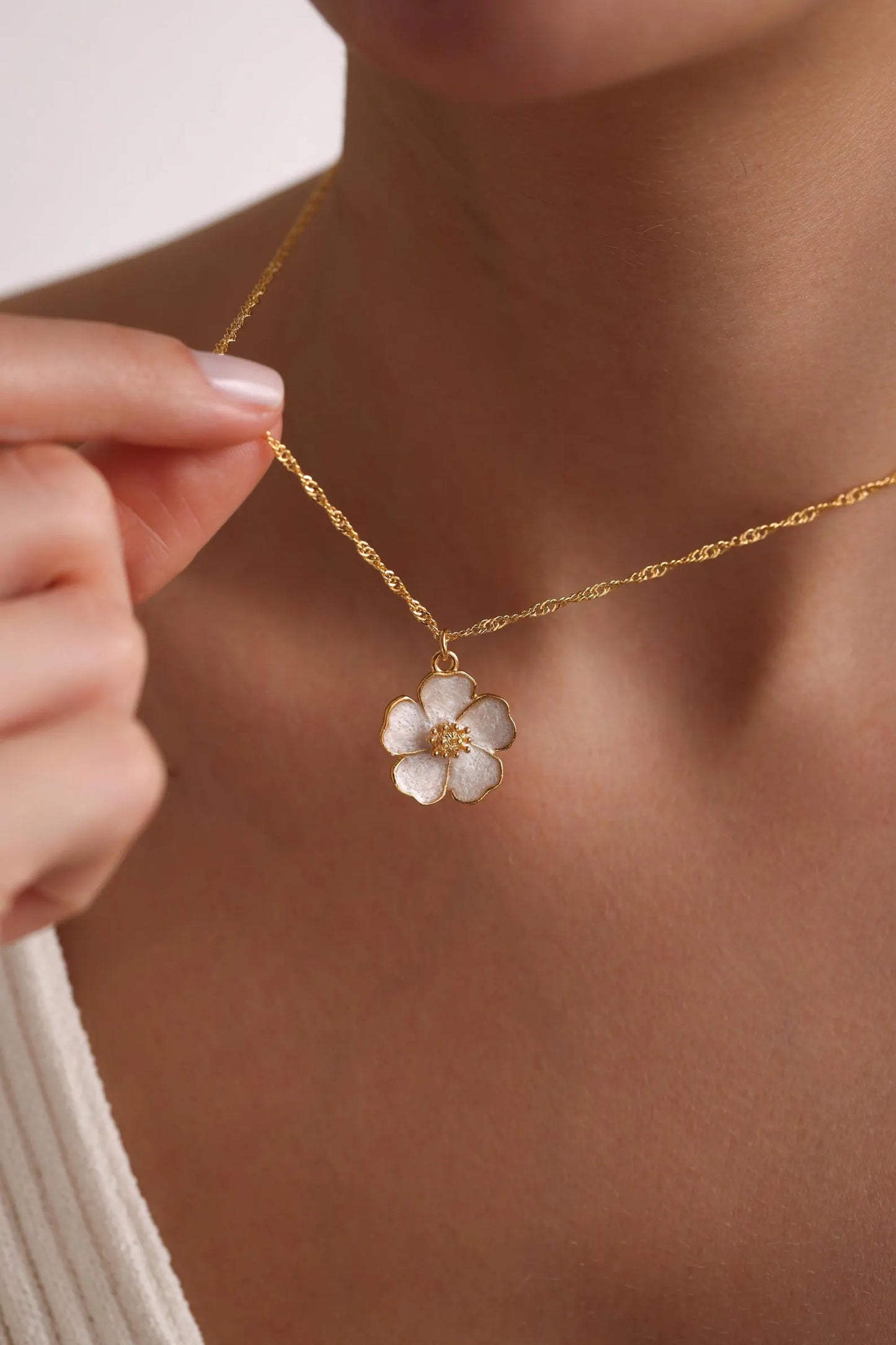 Attractive white flower pendant chain