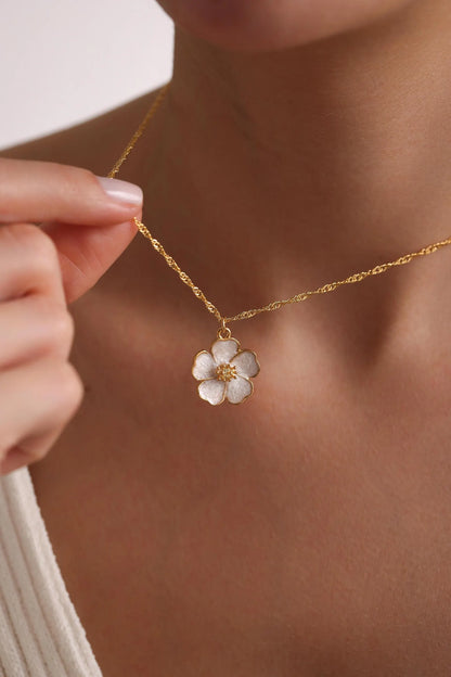 Attractive white flower pendant chain
