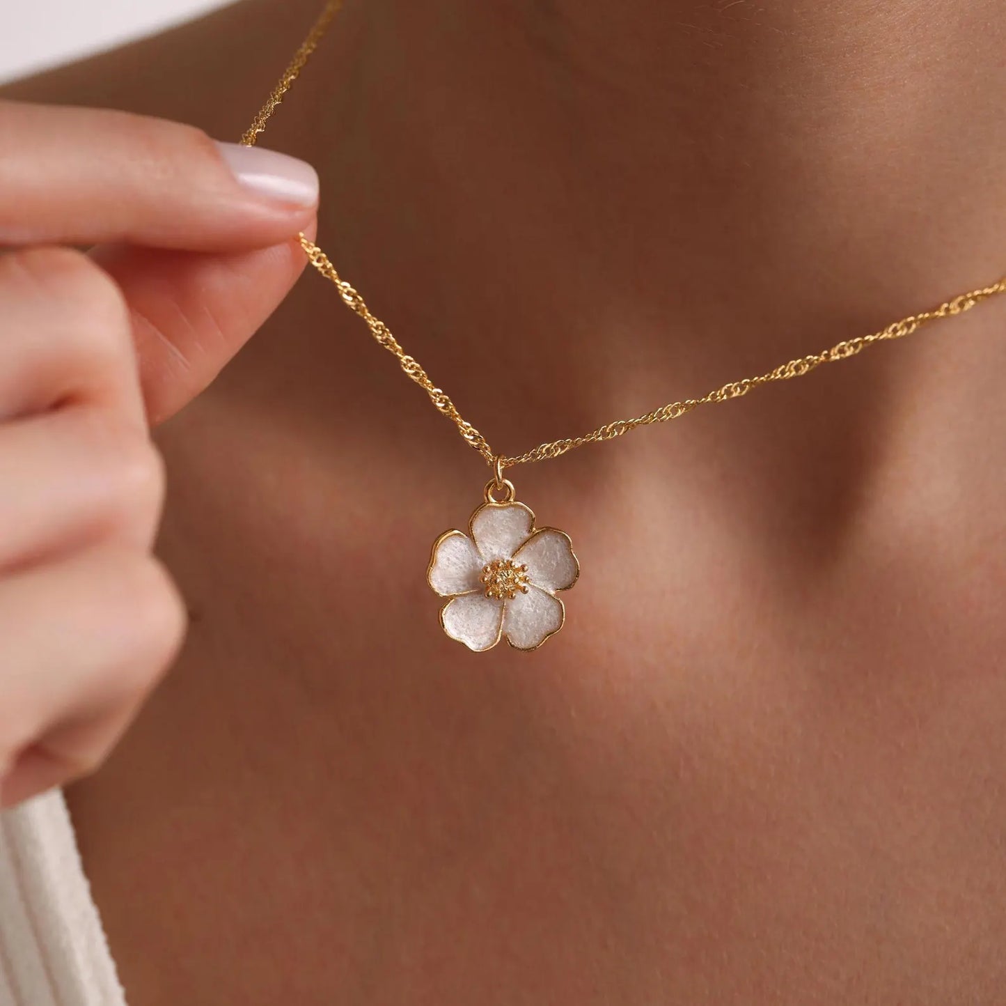 Attractive white flower pendant chain