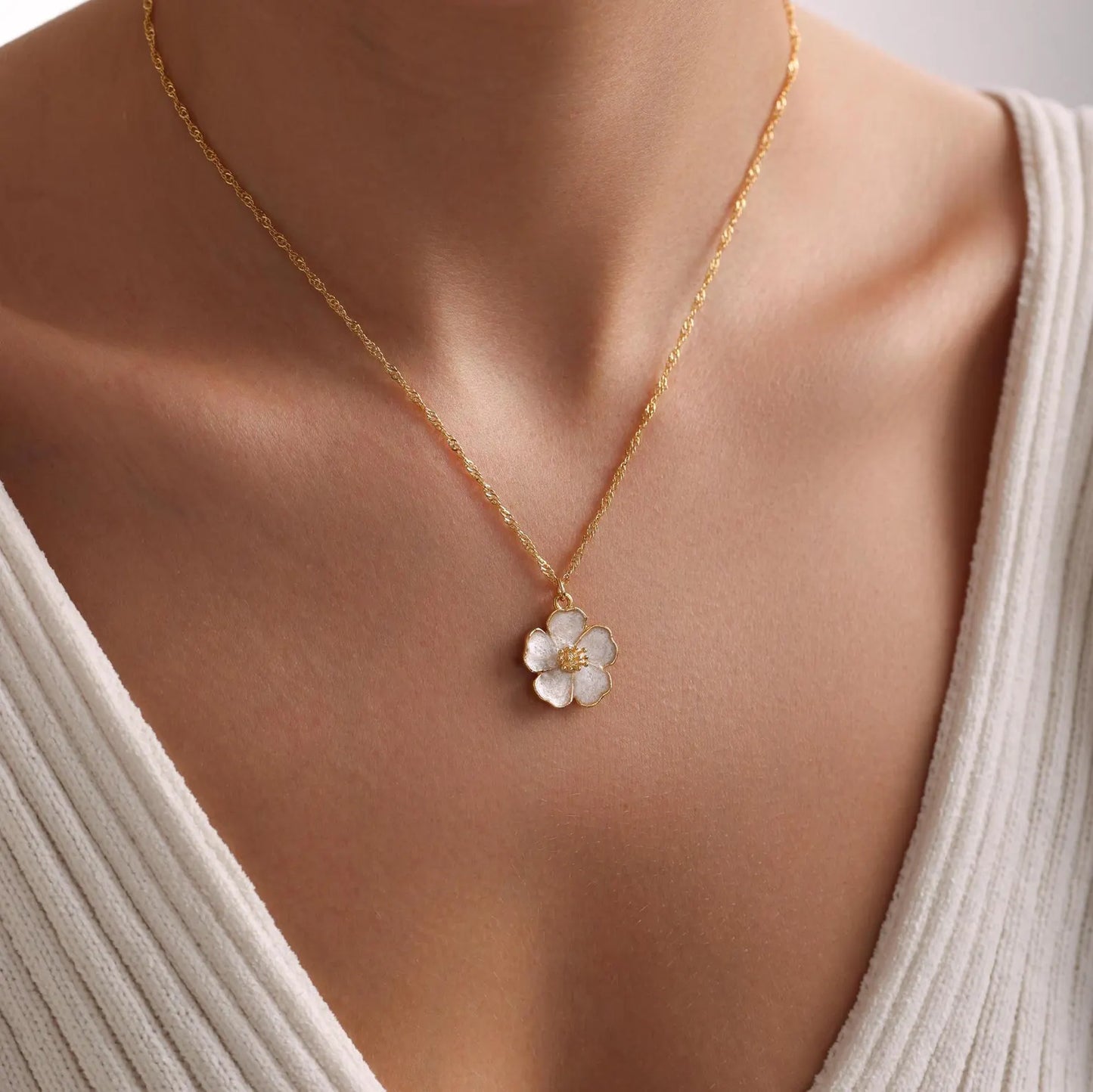 Attractive white flower pendant chain