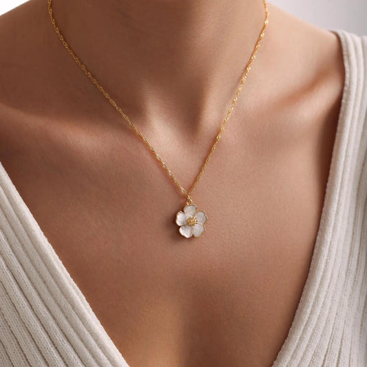 Attractive white flower pendant chain